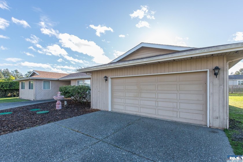Comfortable 3 bedroom, 2 3/4 bath home on corner lot in Mains - photo 5