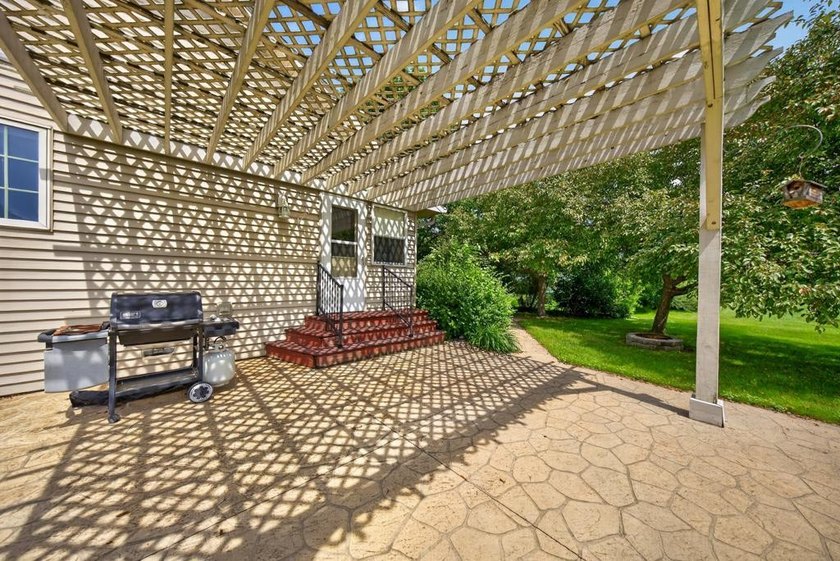 Welcome home to this beautifully maintained 3-bedroom home - photo 4