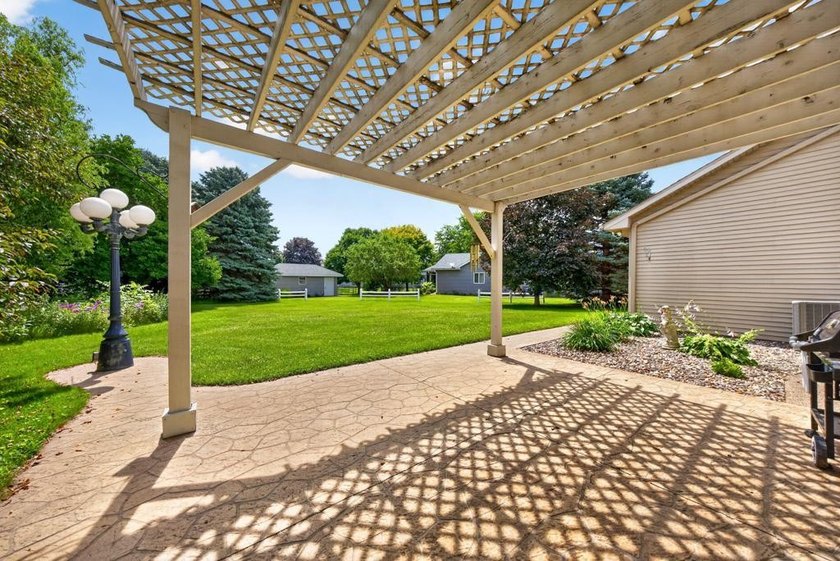 Welcome home to this beautifully maintained 3-bedroom home - photo 6
