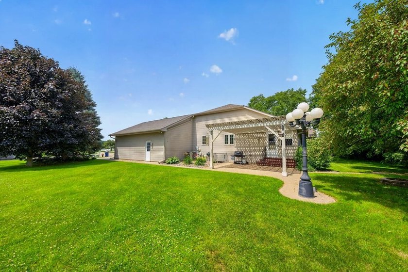 Welcome home to this beautifully maintained 3-bedroom home - photo 7