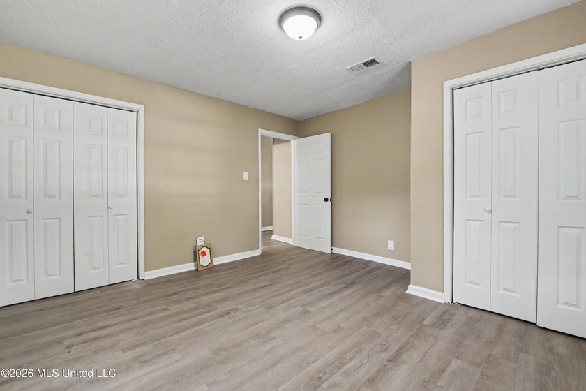 Lovely updated home with completely remodeled Kitchen including - photo 12