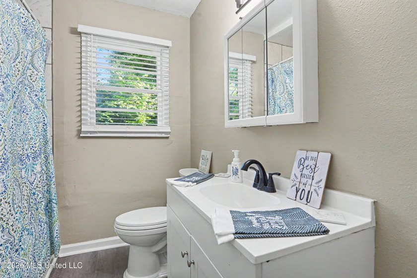 Lovely updated home with completely remodeled Kitchen including - photo 17