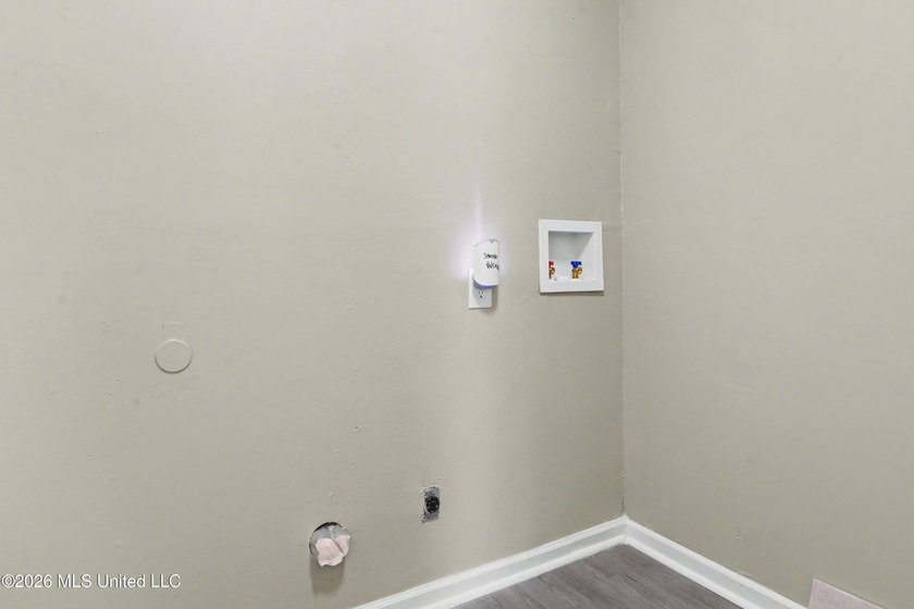 Lovely updated home with completely remodeled Kitchen including - photo 18