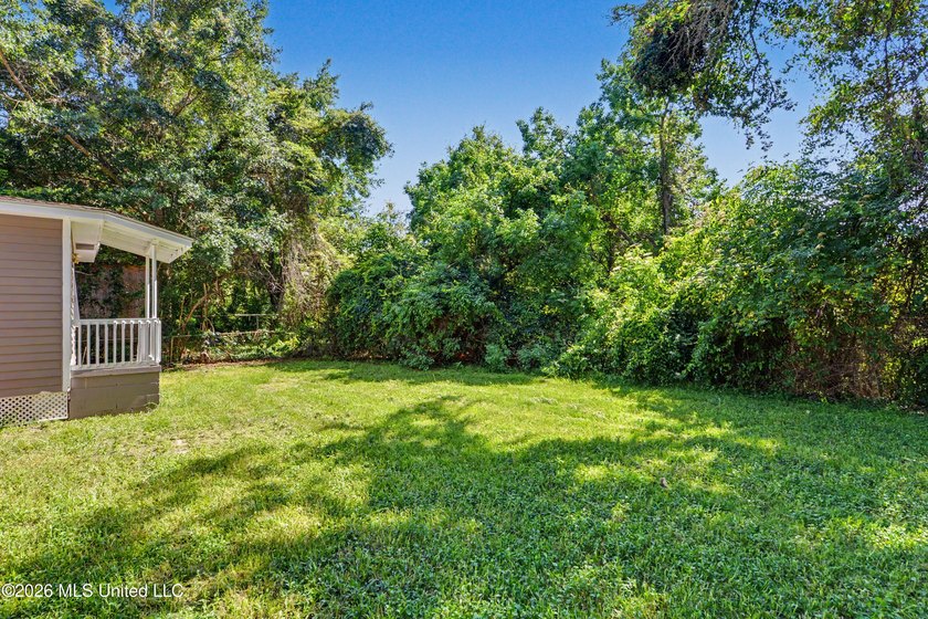 Lovely updated home with completely remodeled Kitchen including - photo 19