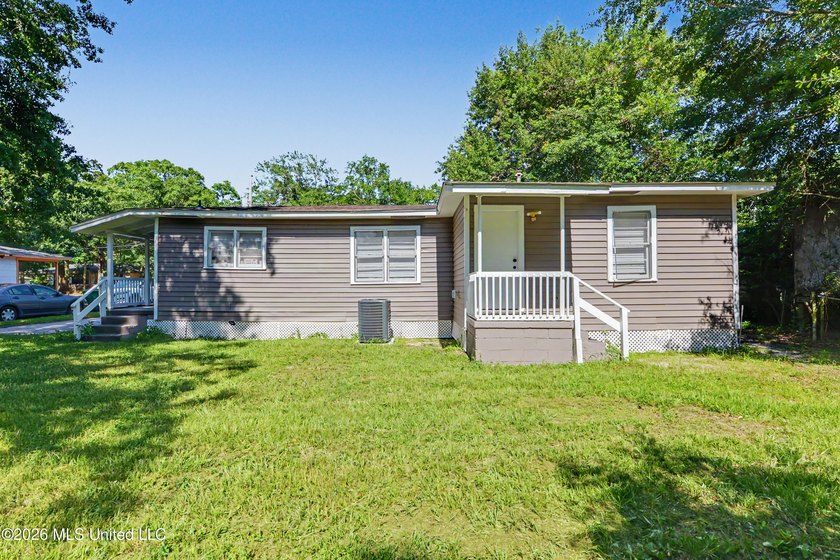 Lovely updated home with completely remodeled Kitchen including - photo 20