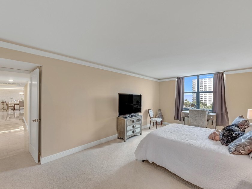 Absolutely Stunning 3 Bedroom Model Condo with Gorgeous Ocean - photo 28