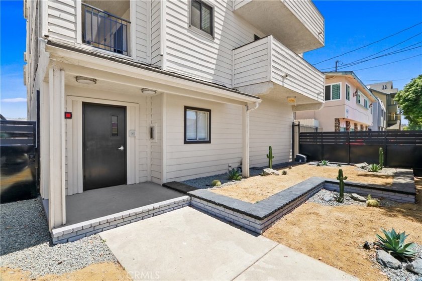Welcome to this charming North Alamitos Beach condo, ideally - photo 2