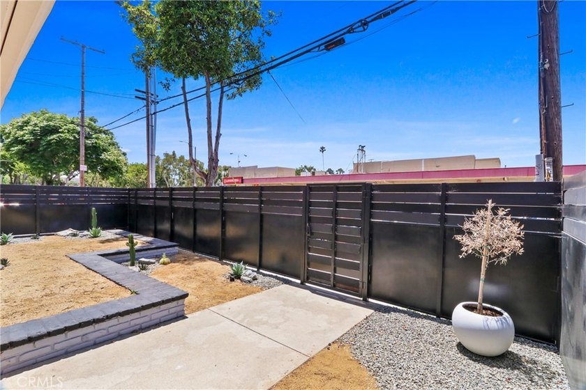 Welcome to this charming North Alamitos Beach condo, ideally - photo 3