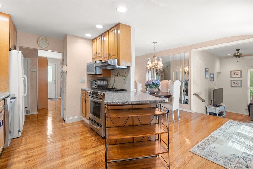 Welcome to this beautifully maintained and spacious home nestled - photo 3