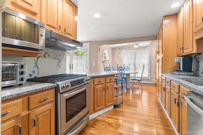 Welcome to this beautifully maintained and spacious home nestled - photo 4