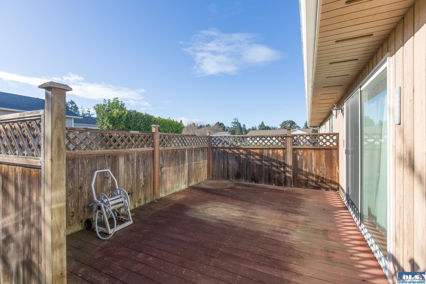 Comfortable 3 bedroom, 2 3/4 bath home on corner lot in Mains - photo 36