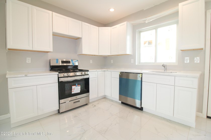 Stunning semi-attached new construction home! This beautifully - photo 8