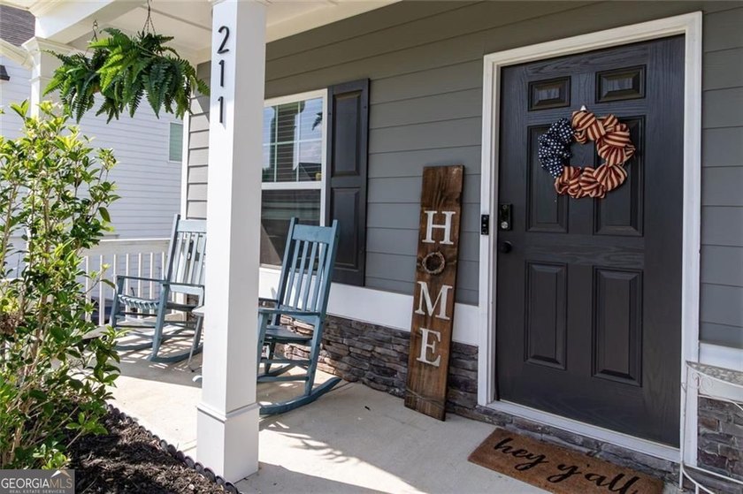 Beautifully maintained and move-in ready, this 4-bedroom, 2 - photo 3