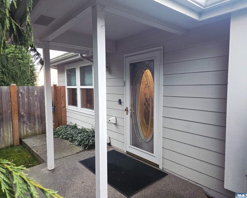 Welcome home to this 3 bedroom, 2 bath 1726 sq. ft. house - photo 3