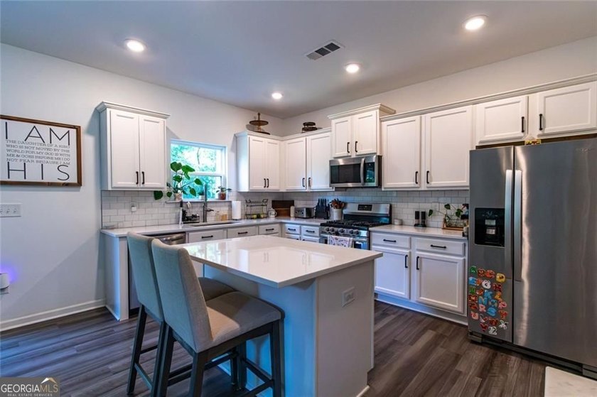 Beautifully maintained and move-in ready, this 4-bedroom, 2 - photo 4