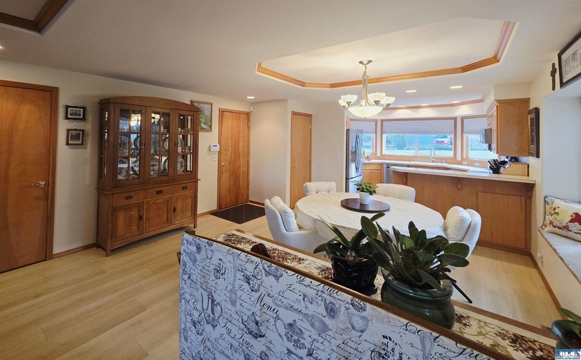Welcome home to this 3 bedroom, 2 bath 1726 sq. ft. house - photo 5