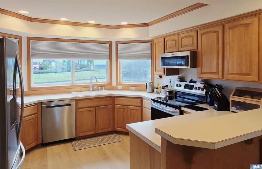 Welcome home to this 3 bedroom, 2 bath 1726 sq. ft. house - photo 9