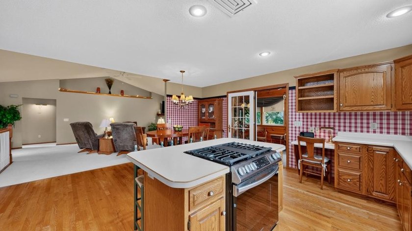 Welcome home to this beautifully maintained 3-bedroom home - photo 14