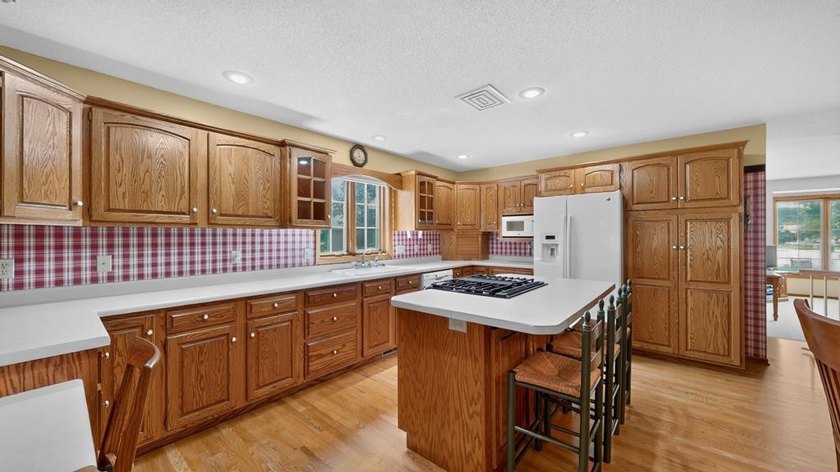 Welcome home to this beautifully maintained 3-bedroom home - photo 15