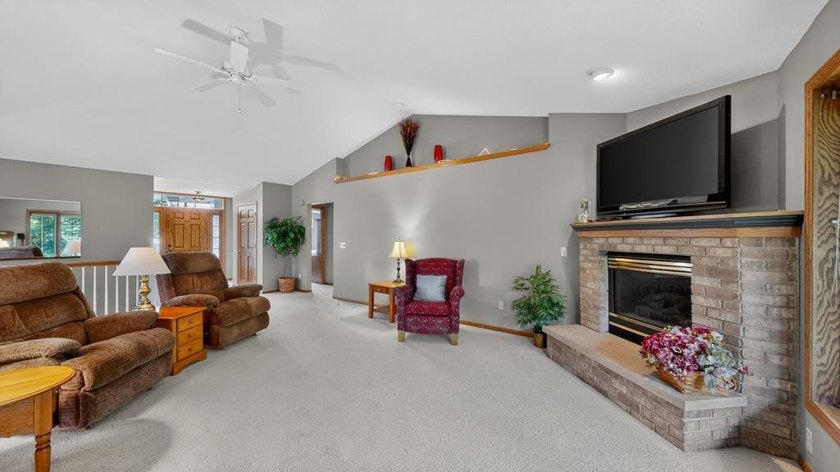 Welcome home to this beautifully maintained 3-bedroom home - photo 19