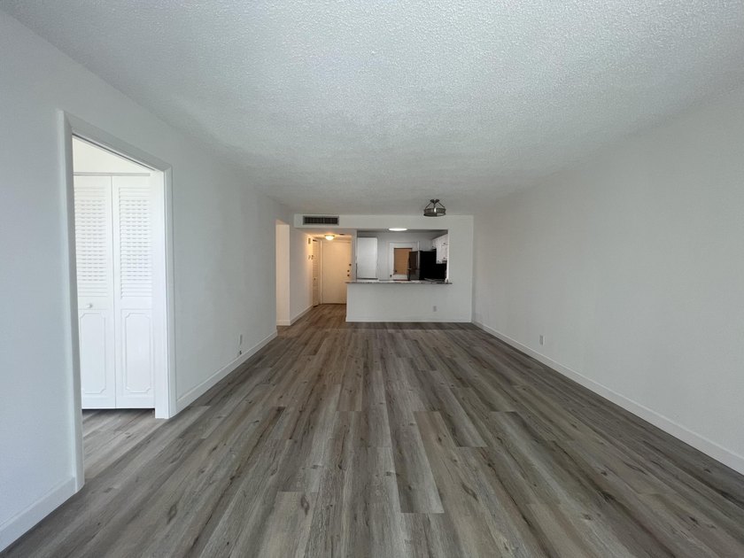 Welcome home! Located in the most desirable area in Boca! This - photo 4