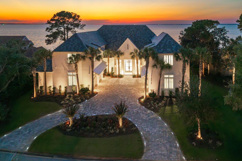 Rare Bayfront Opportunity. Constructed with concrete and just 3 - photo 3