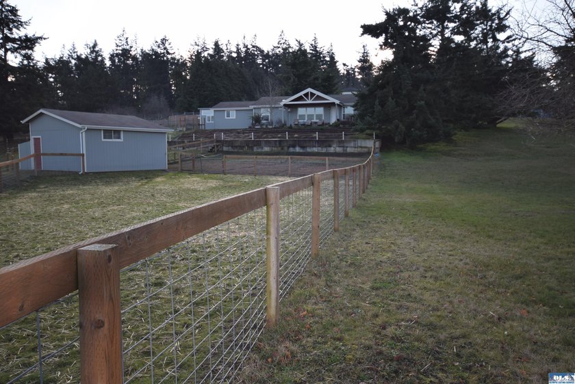 Beautiful &amp; bright home with extensive upgrades &amp; vaulted - photo 4