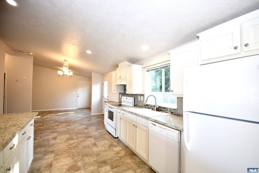 Beautiful &amp; bright home with extensive upgrades &amp; vaulted - photo 8