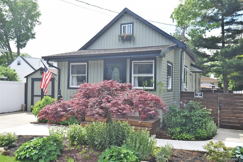 This well-cared for beauty on a quiet block may be just what you - photo 2