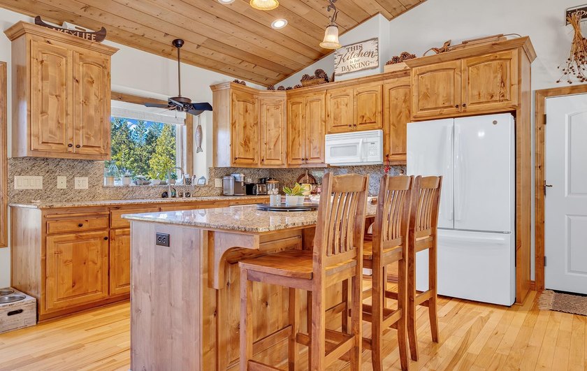 Stunning Lake Almanor West Home with Exceptional Features - photo 7