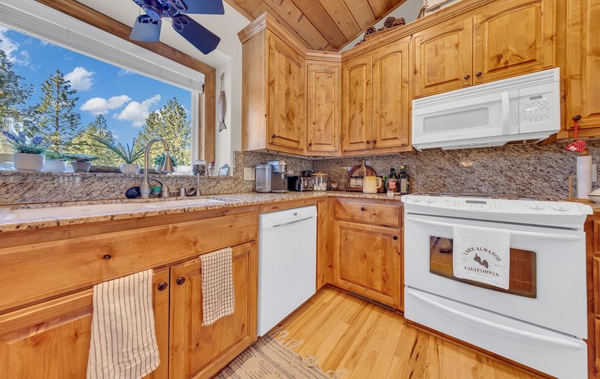 Stunning Lake Almanor West Home with Exceptional Features - photo 8