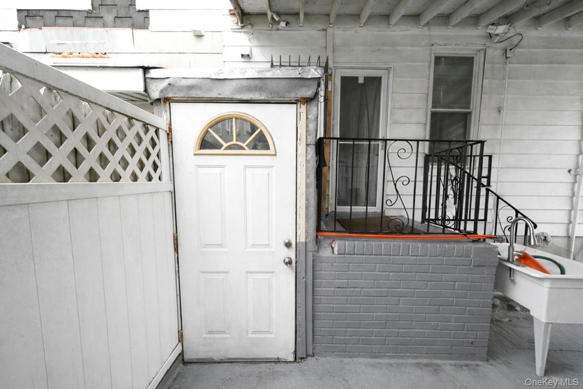 MOVE RIGHT INTO THIS WELL MAINTAINED 2 FAMILY SEMI-ATTACHED HOME - photo 33