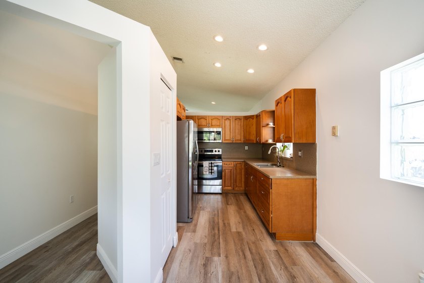 DON'T DELAY, BUY TODAY! This upgraded 4-bedroom, 2.5-bathroom - photo 18