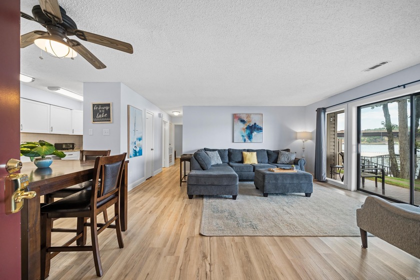 Gorgeous ground level 2 bedroom condo with NEW FLOORING and a - photo 4