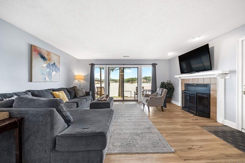 Gorgeous ground level 2 bedroom condo with NEW FLOORING and a - photo 5