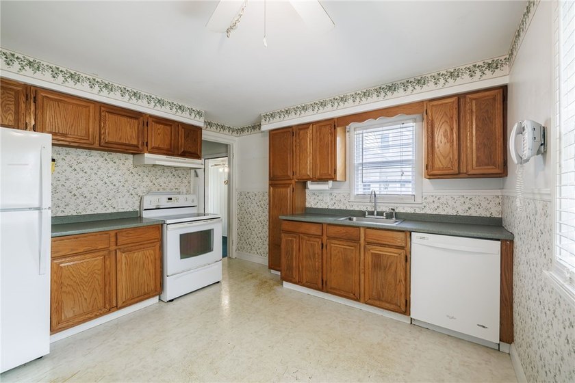Welcome to this spacious Cape Cod, ideally located in a - photo 4
