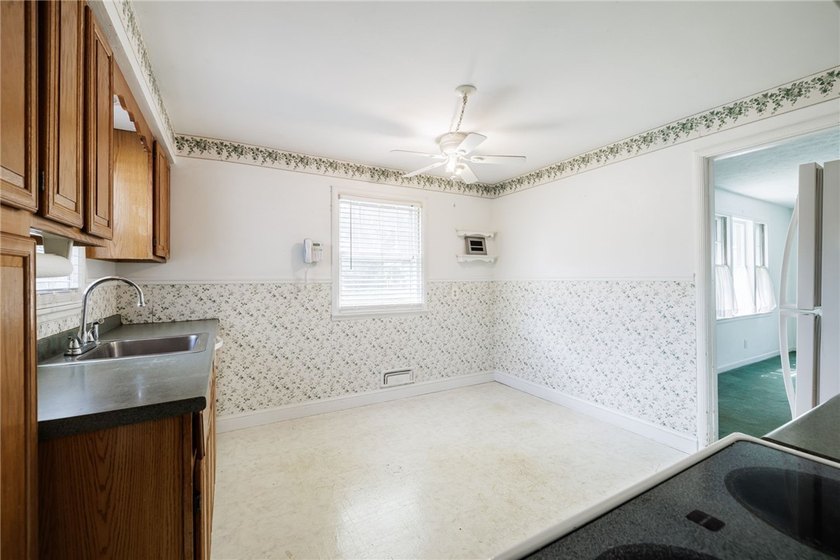 Welcome to this spacious Cape Cod, ideally located in a - photo 6
