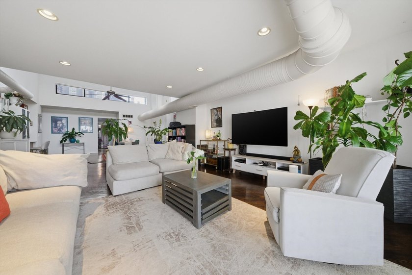 Penthouse living in the heart of the South Loop. Residence #705 - photo 4