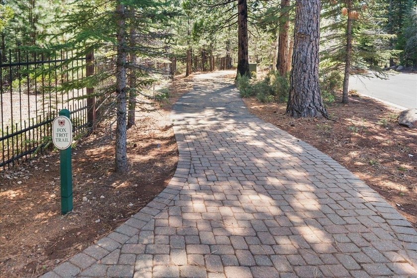 Beautiful level corner lot in the private Foxwood gated - photo 6