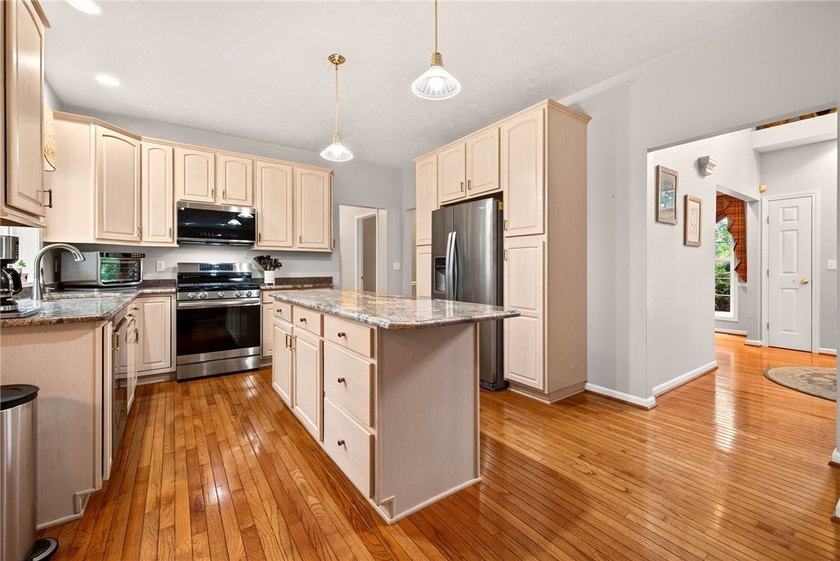 WELCOME TO YOUR FOREVER HOME! DISCOVER THE PERFECT BLEND OF - photo 8