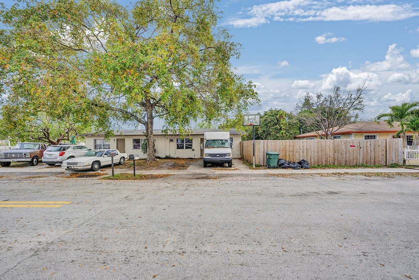 Investor Alert- Oakland Park Duplex! TWO 2 BR/1BA units, rented - photo 5