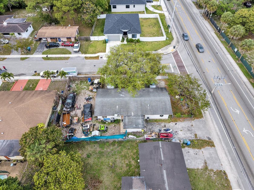Investor Alert- Oakland Park Duplex! TWO 2 BR/1BA units, rented - photo 7