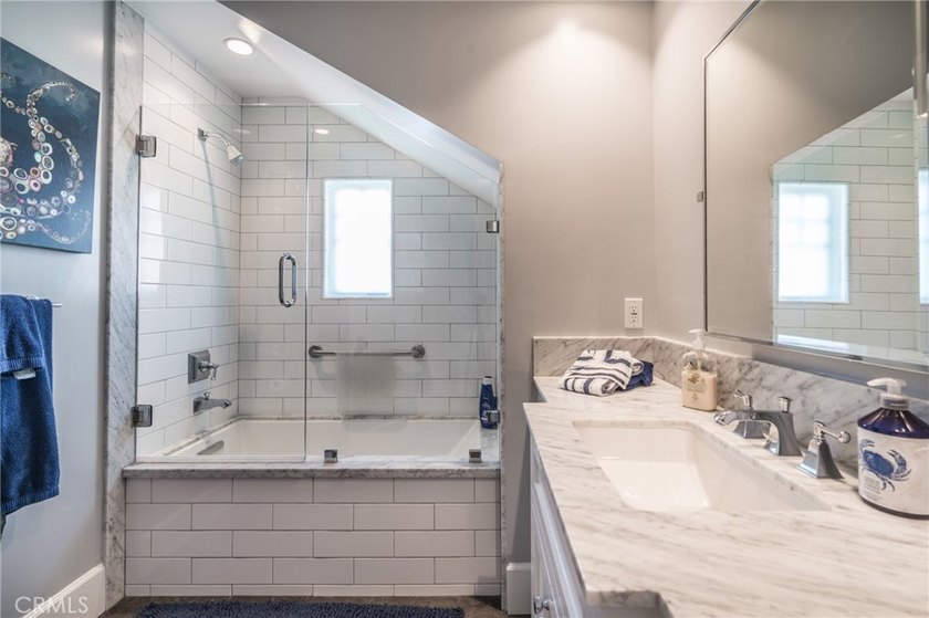Nestled in the heart of Balboa Island, 217 Coral Avenue invites - photo 18