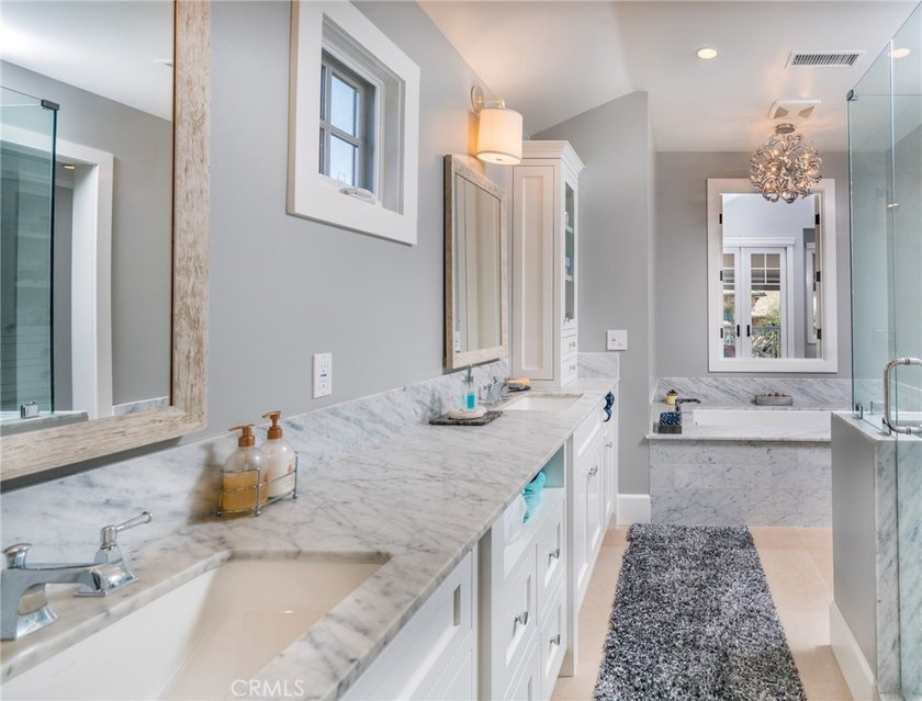 Nestled in the heart of Balboa Island, 217 Coral Avenue invites - photo 26