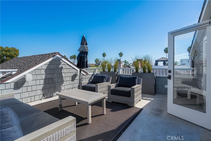 Nestled in the heart of Balboa Island, 217 Coral Avenue invites - photo 34