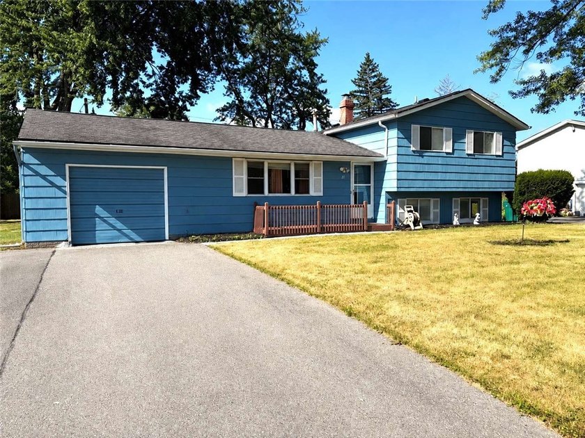 Well maintained, split-level ranch in great neighborhood. Step - photo 2
