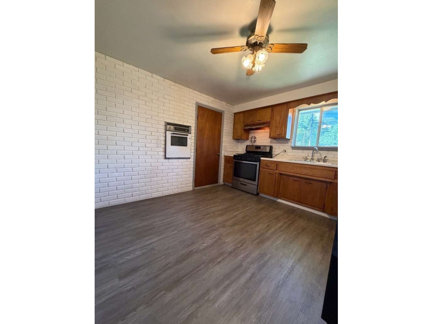 Well maintained, split-level ranch in great neighborhood. Step - photo 8