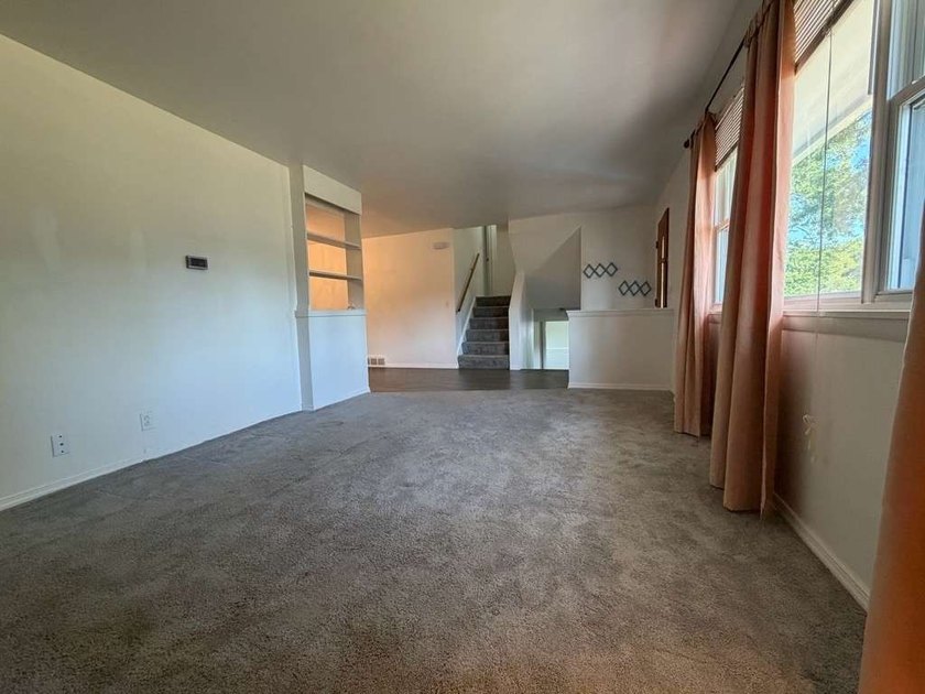 Well maintained, split-level ranch in great neighborhood. Step - photo 9