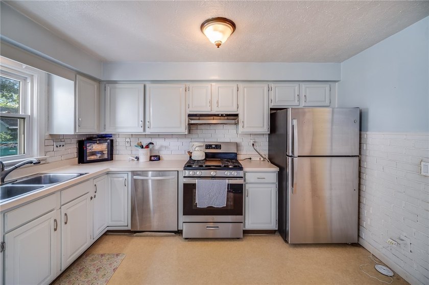 Welcome to 45 Oneta Road! Nestled on a charming neighborhood - photo 5