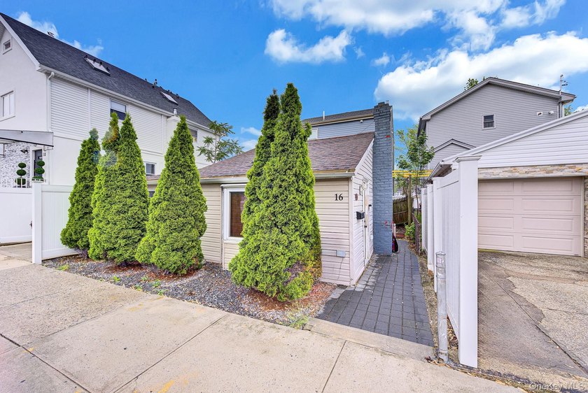 This Ranch Style Home Features 3 Bedrooms, Full Bath, Eat In - photo 3